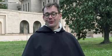 DOMINIKANERPATER_LEHRT_PAPST_GESAENGE_AUF_YOUTUBE_0min57_HH.jpg