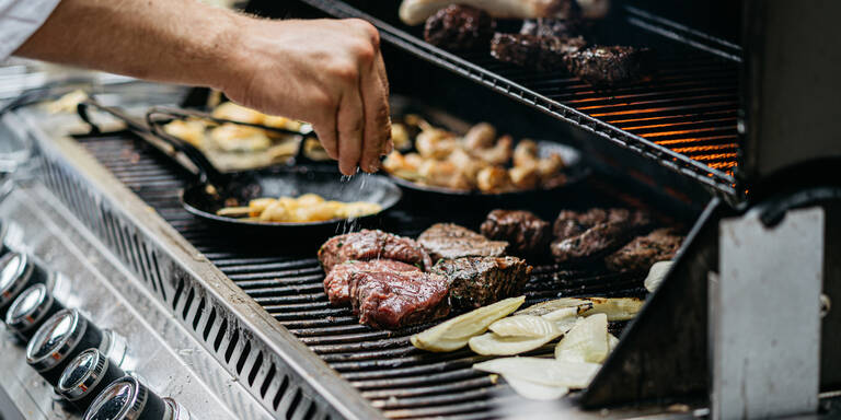 Viele machen es falsch: Zu diesem Zeitpunkt sollten Sie Ihr Grillgut würzen
