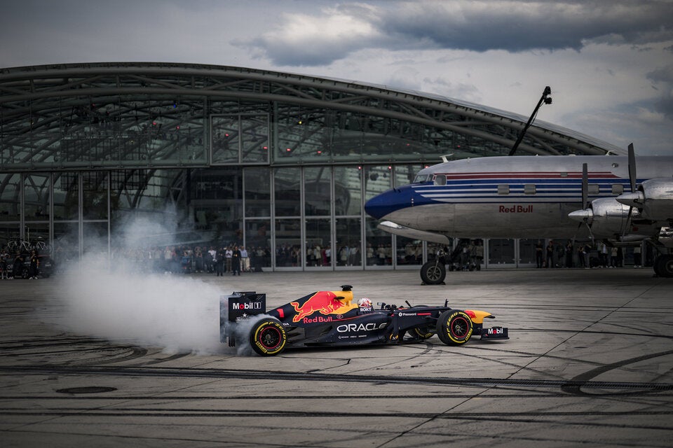 Mega-Party: Die große Wiedereröffnung des Red Bull Hangar-7 in Salzburg